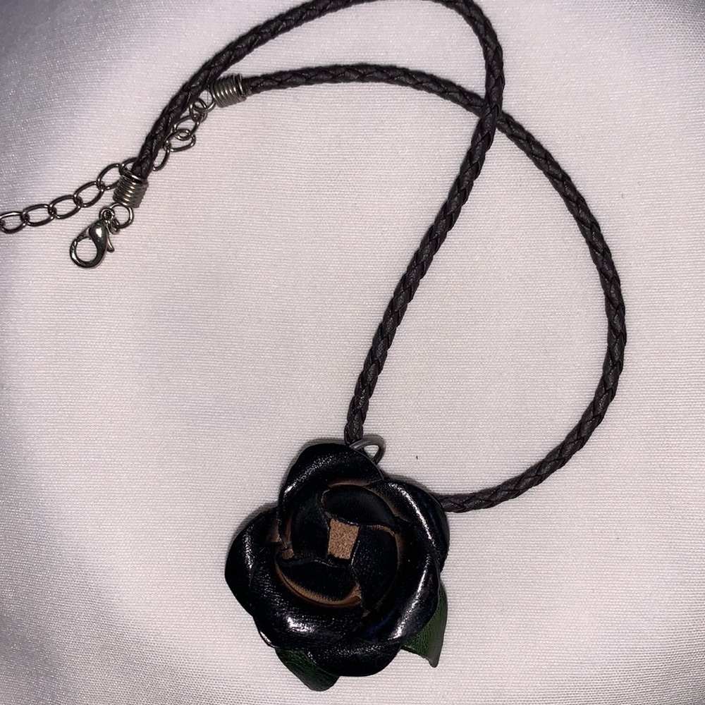 Black leather braided choker with leather heart - Picture 5 of 8